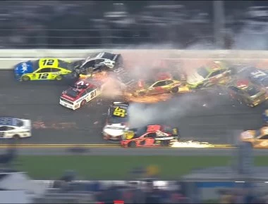 Χαμός από καραμπόλες στο Daytona 500 (βίντεο)